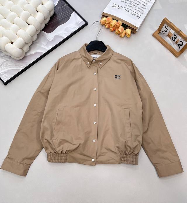 Miumiu新款棉质衬衫式夹克，全棉细斜纹碰撞涂层工艺的光泽，缪缪这款衬衫式夹克，重新定义轻奢。 面料：挺括与光泽的双重质感 采用180克全棉细斜纹面料，自带筋