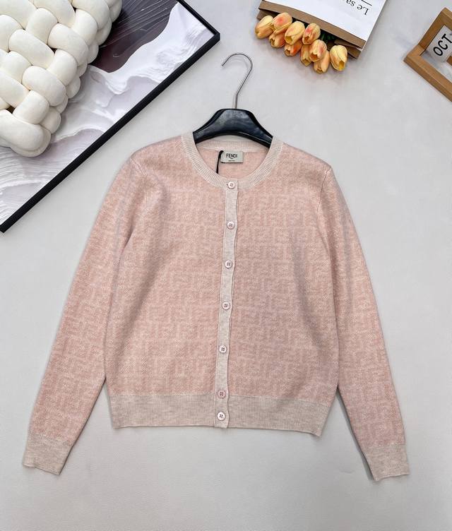 Fendi2025新款提花圆领针织开衫，定制Yb丝毛针织材质，质感高级，舒适柔软，圆领开衫剪裁，领口袖口螺纹包边与衣摆相呼应，印刻襟扣点缀，大身满铺双F字母徽标