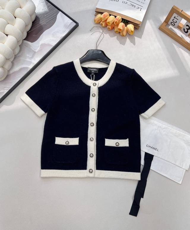 Chanel2025新款撞色包边圆领针织短袖，定制Yb羊绒纱线织造，密度细针织造，软糯质地，舒适亲肤，圆领纽扣正肩短袖开衫剪裁，大身前襟圆扣山茶花装点，折射出光
