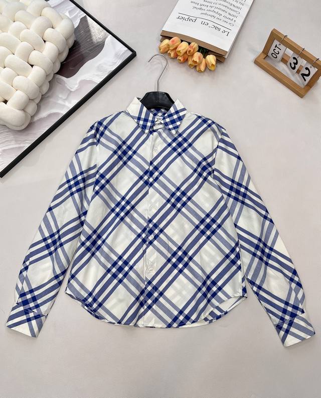 Burberry 经典格纹衬衫，完美正品级别品质！追随我家多年的宝宝们都知道 我们家出的巴宝莉产品均是行业内顶尖货品！要么不出 要么必须是精品！ 选用棉质斜纹面