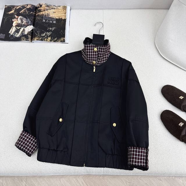 Miu 25Ss 秋冬最新款撞料领子设计短款风衣外套 时髦穿法随意Get 撞料翻领及袖口非常吸睛 一整个时髦Look 短款版型很好搭配 无论是裤子或者半裙都Ok
