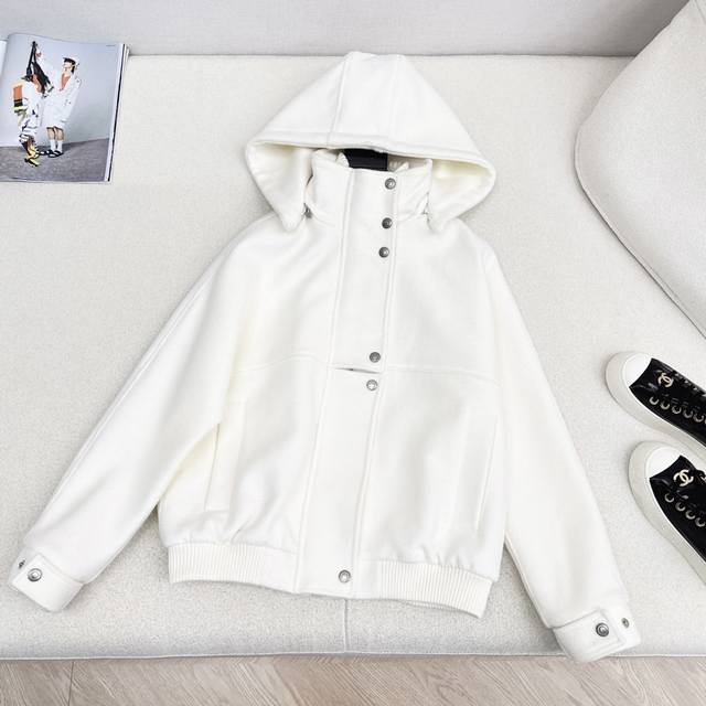 独家首发 Lp30Ss 秋冬最新款重磅羊毛呢连帽设计外套定制的羊毛呢面料 实物重磅有份量 领子内里拼接厚实螺纹做法 保暖加分 风度与温度并存 连帽设计自带休闲感