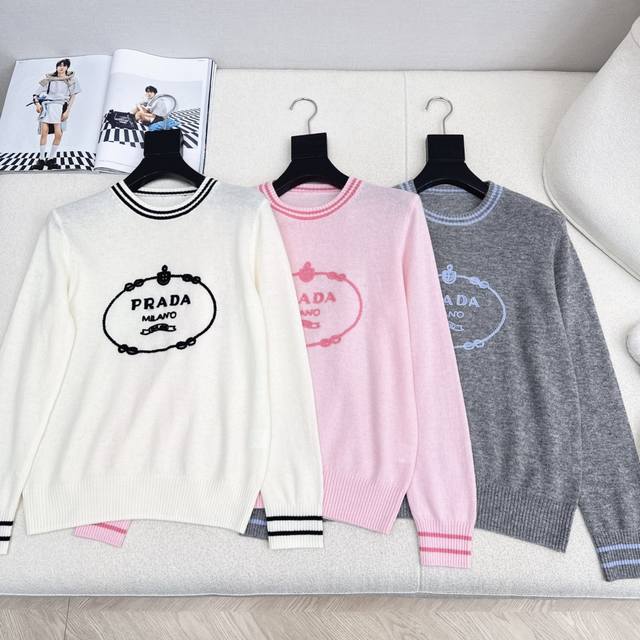 pd 25Ss 秋冬最新款简约套头圆领毛衣 针织羊毛材质 圆领短款版型上身轻松分割身材比例显瘦显高 绝绝子 纯色简洁低调奢侈味十足 日常休闲百搭单品 三色现货发