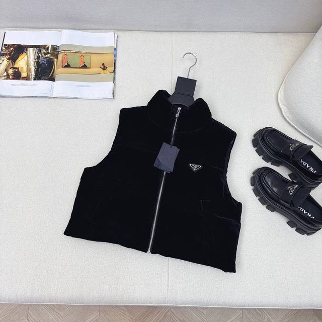 原单品质 pd 25Ss 秋冬新款 天鹅绒立领短款羽绒马甲 经典H短款版型百搭不挑人 帅气减龄时髦百搭上身显瘦又保暖 一衣多穿 采用进口天鹅绒面料轻盈软糯白鸭绒