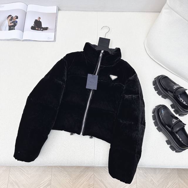 原单品质 pd 25Ss 秋冬新款 天鹅绒立领短款羽绒服外套 经典H短款版型百搭不挑人 帅气减龄时髦百搭上身显瘦又保暖 一衣多穿 采用进口天鹅绒面料轻盈软糯白鸭