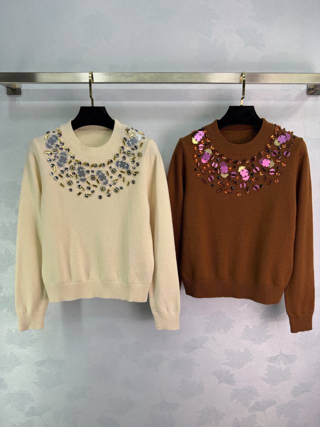 Fend*2025秋冬新款重工订珠亮片针织上衣 定制Yb羊绒羊毛纱线织造，质感高级，舒适柔软，圆领套头毛衣剪裁，平针细腻肌理，大身通体螺纹包边，轻松突出满分细节