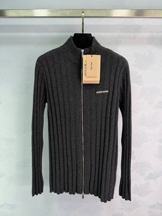 Miumi*2025秋冬新款修身针织拉链上衣 定制Yb羊毛纱线织造，质感高级，舒适柔软，小立领拉链针织上衣剪裁，领边延伸至全身的竖坑条设计，配合弹力面料紧裹身型