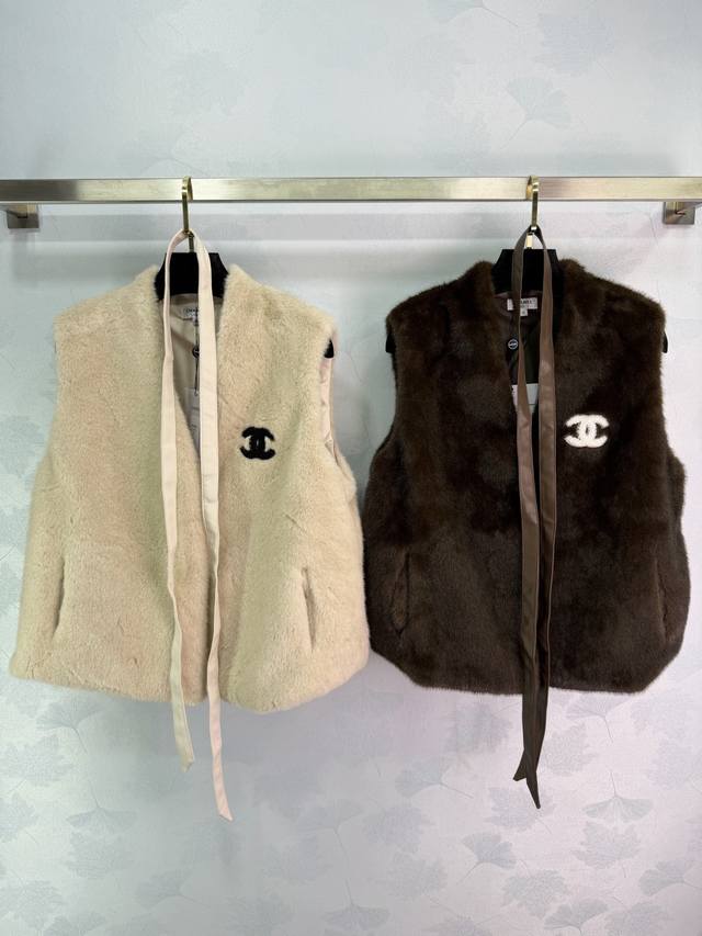 Ch* 2025秋冬新款水貂毛V领针织背心马甲！定制进口毛茸茸混纺纱线材质织造 质感高级 水貂毛仿质人造皮草 毛量明显 V领背心马甲剪裁 胸前品牌字母双C刺绣微