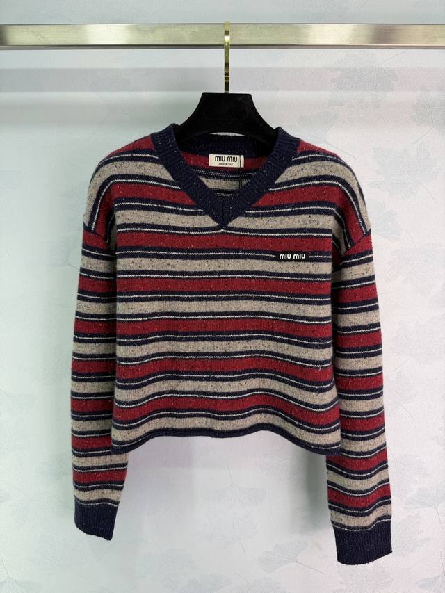 Miumi*2025秋冬新款V领条纹针织上衣！定制羊毛纱线织造，质感光泽，柔软亲肤，短款V领套头毛衣剪裁，肌理平针铺陈，显瘦不失时尚感。领口袖口呼应以纯色螺纹包