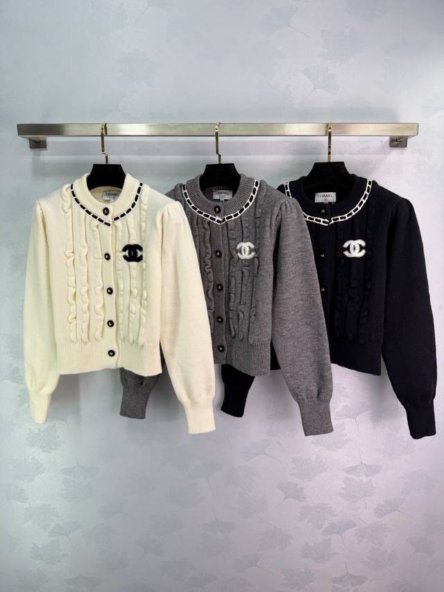 Ch*2025秋冬新款圆领长袖开衫！定制羊毛纱线织造 质感高级 舒适柔软 圆领针织长袖开衫剪裁 前襟以褶皱花边勾勒 突出温柔气质 领口袖口螺纹包边 胸前毛绒字母