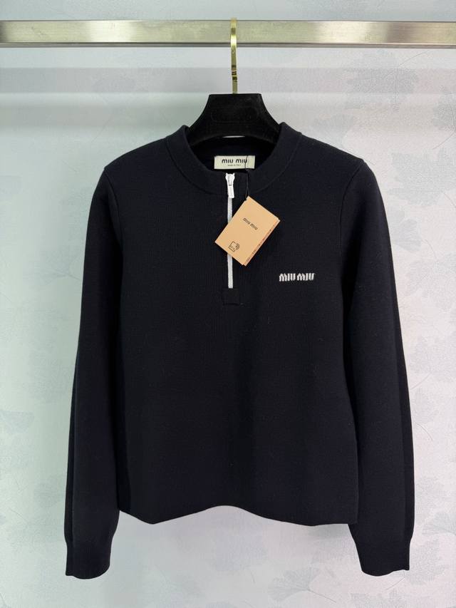 Miumi*2025秋冬新款半开襟拉链长袖针织！定制进口羊毛针织材质 舒适柔软 配合半开襟拉链调节设计 增添造型层次感 胸前点缀标志性刺绣字母徽标装饰 彰显品牌