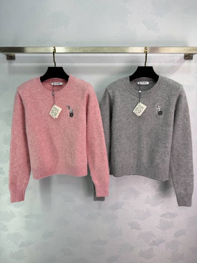 Loew*2025秋冬 同步 圆领针织套头毛衣！定制羊毛针织材质 密度细针织造 清晰毛感肌理 舒适亲肤 落肩套头毛衣剪裁 松弛感十足 袖口衣摆螺纹收边 有弹性穿