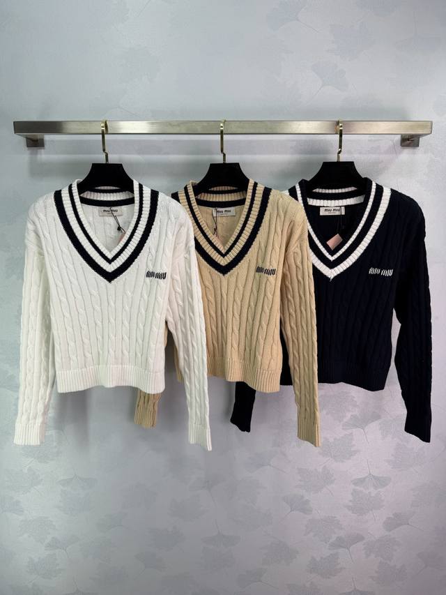 Miu*25秋冬新款V领麻花针织毛衣，黑色条纹点缀，学院风满满3色3码Sml T226B.