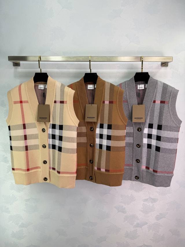 Bu*25秋冬新款经典格纹针织马甲 采用美利奴羊毛，柔软又保暖，秋冬必备3色3码Sml T226B.