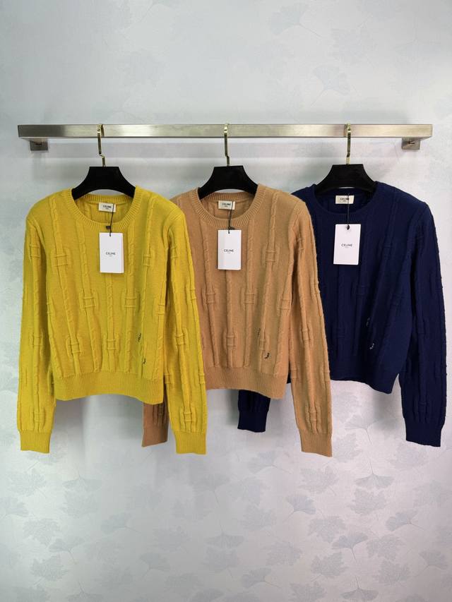 Celin*2025秋冬新款圆领钩花字母套头毛衣定制Yb羊毛纱线织造，质感高级，舒适柔软，圆领长袖毛衣剪裁，密实针织御寒防风，领口袖口竖坑条螺纹包边与衣摆相呼应