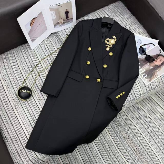 强烈推荐 25年早秋冬系列 Bal*新款翻领廓形版型西装长款外套 重工印度丝钉钻蛇点缀 经典的金属双排扣 廓形版型 高端品质 Sml .