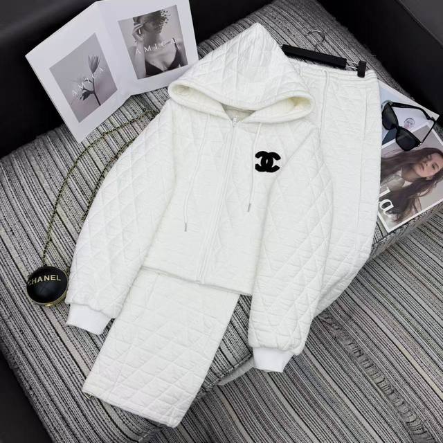 强烈推荐 25年早秋冬系列 Cha*新款菱格连帽休闲外套搭配松紧腰直筒裤套装 双C Logo点缀 两色Sml .