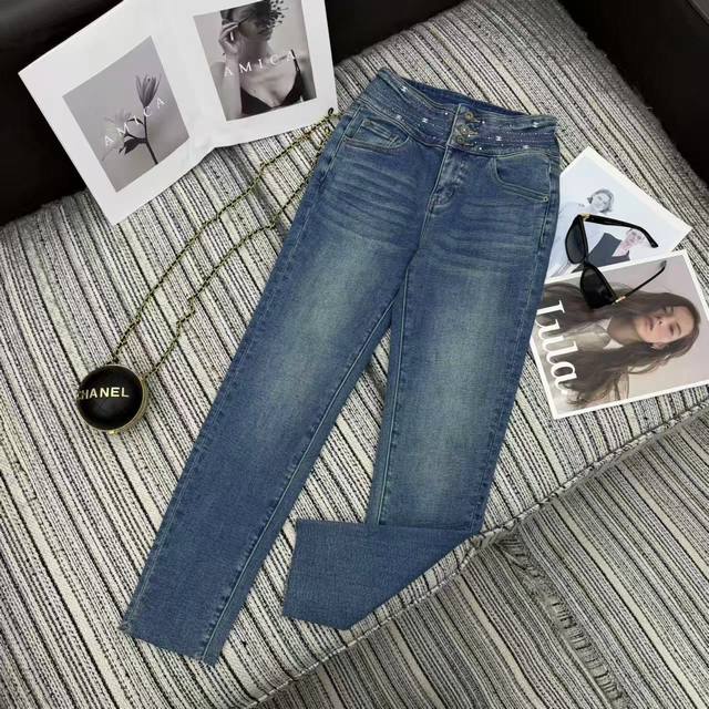 强烈推荐 25年早秋冬系列 Cha*新款烫钻双C Logo腰部设计小脚牛仔裤 内里抓绒保暖设计 两色Smlxl .