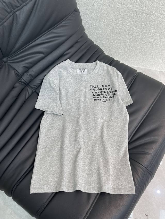 Loew*26早春新品刺绣短袖T恤 精致版型上身巨显瘦！ 定制最新工艺 低调奢华！ 时髦精必备单品解锁所有穿搭！ 认准我家品质！经典单品时髦又高级 经典版型百搭