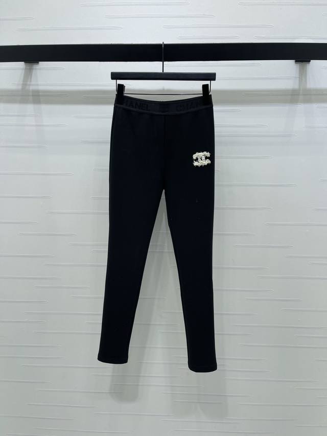 上新原单高端品质 Chane* 2025秋冬最新系列！高弹力织带打底裤！定制进口高弹力材质 穿搭舒适 弹力自如 打底裤版型剪裁 包臀上提修饰腿形 时尚显瘦 腰间