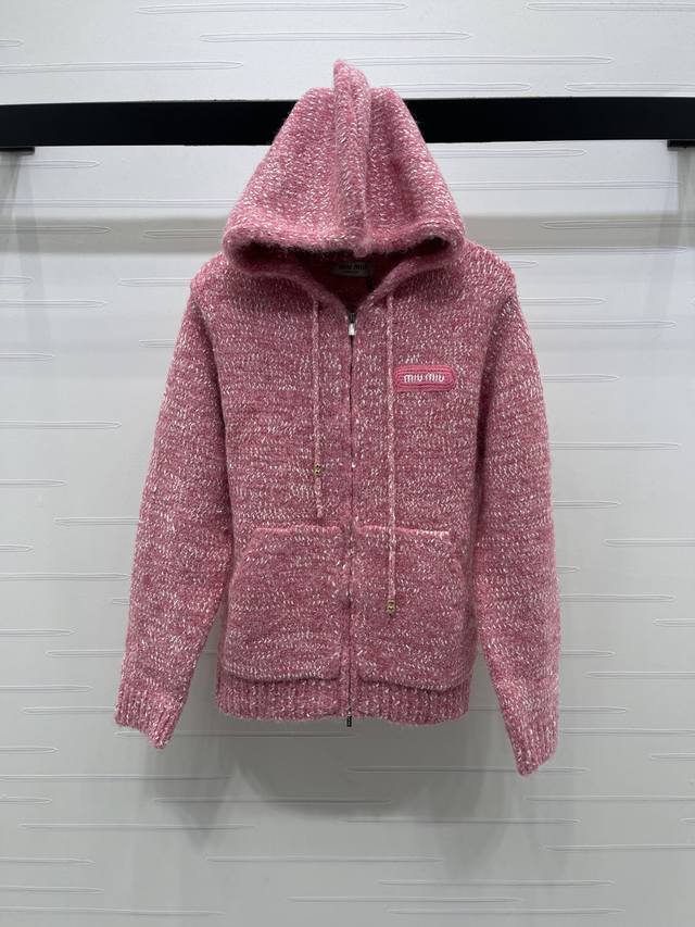 上新原单高端品质 Miumi*2025秋冬最新系列！连帽雪花彩点针织开衫！定制Yb羊毛纱线织造，细腻柔软，弹力十足 ，精致连帽拉链开衫版型，通体以细腻纹理钩织，