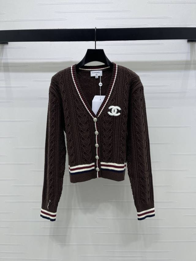 上新原单高端品质 Chane* 2025秋冬最新系列！绞花V领针织长袖开衫！定制羊毛混纺纱线针织材质 舒适柔软 通体竖坑条绞花设计 螺纹撞色条纹领口袖口与下摆相