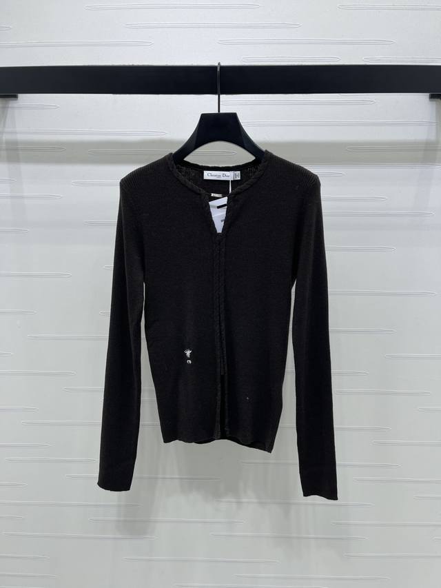 上新原单高端品质Dio*2025秋冬最新系列！圆领针织长袖开衫！定制羊毛针织材质 舒适软糯 弹力十足 翻领针织开衫裁剪 通体竖坑条肌理 有型富有弹性 视觉显瘦效