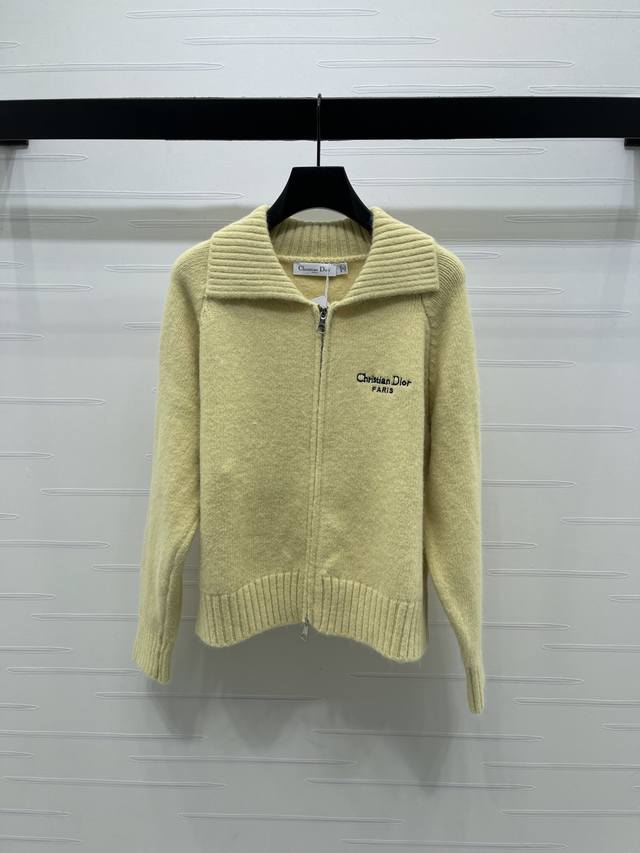 上新原单高端品质 Dio* 2025早秋最新系列！翻领拉链长袖针织开衫！定制羊毛纱线织造 细腻柔软 舒适透气 翻领拉链针织开衫 大翻领边点缀细腻螺纹坑条竖列视觉