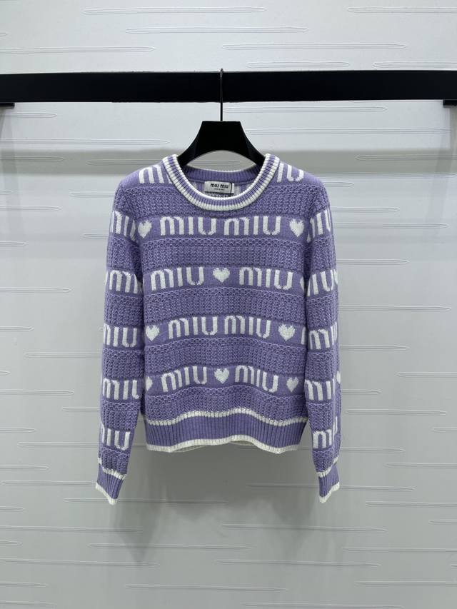 上新原单高端品Miumi* 2025秋冬最新系列！爱心钩花条纹套头长袖毛衣！定制羊毛混纺纱线织造 圆领针织长袖毛衣剪裁 通体肌理条纹爱心字母钩花微标设计 尽显缪
