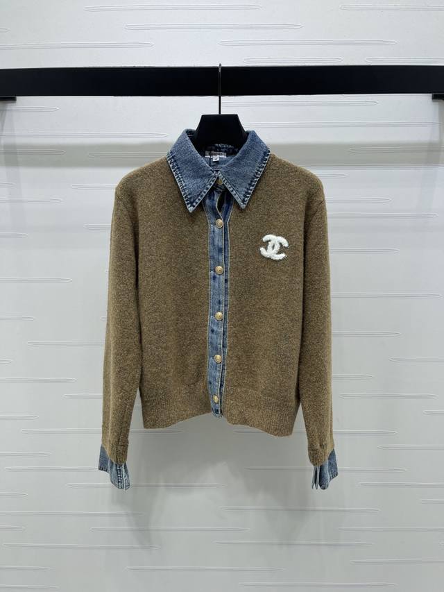 上新原单高端品质 Chane* 2025秋冬最新系列！牛仔拼接翻领长袖开衫！定制羊毛纱线织造 质感细腻 舒适亲肤 翻领针织开衫版型 通体细密钩织纹理设计 翻领撞