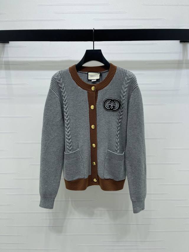 上新原单高端品质 Gucc*2025秋冬最新系列！撞色圆领针织长袖开衫！定制羊毛混纺针织材质织造 质感高级 柔软舒适 双口袋圆领针织开衫剪裁 螺纹撞色领口与下摆