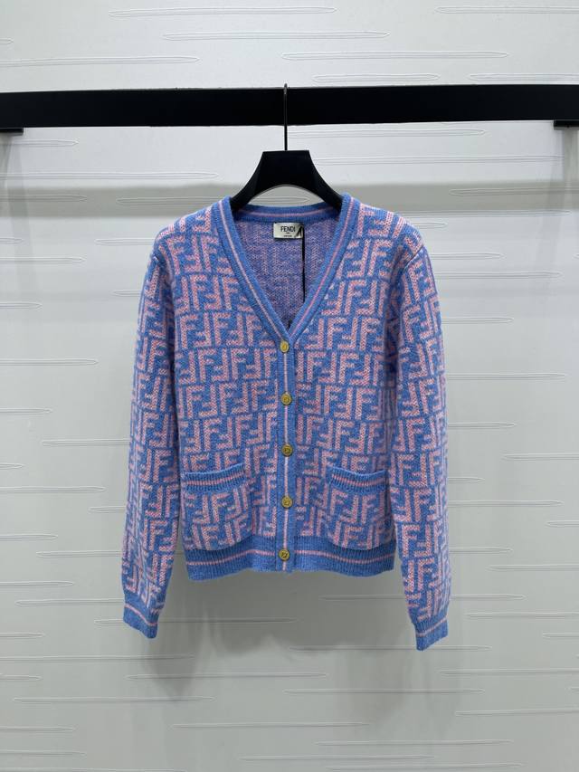 上新原单高端品质 Fend* 2025秋冬最新系列！双F提花V领针织开衫！定制马海毛混纺材质织造 质感高级 通体满印双F提花色彩层次碰撞 彰显华丽的品牌调性 穿