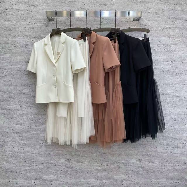 Di2026 Sp 精品定制套装 这套气质套装太绝了！短袖西装+网纱半裙的组合，简约干练中透着柔美感，三色适配通勤、约会等多种场合，修身剪裁显优雅，细节处的配饰