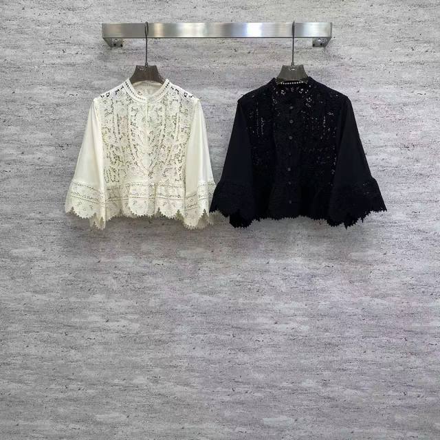 Se2026 Sp 精品刺绣上衣 这款复古重工蕾丝衬衫，采用精致花卉镂空工艺，波浪边+喇叭袖设计自带法式柔美感，短款版型适配高腰下装，黑白双色可选，棉麻混纺面料
