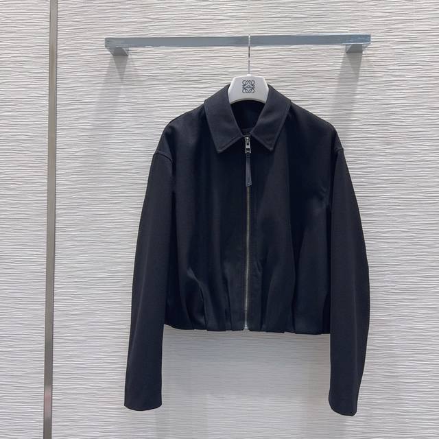 Loe W*E2025Fw新款外套 非常高级的进口质地 仔细看细节 颜色超正上身非常飒爽 干净有品 提气质~~完全按照高定成衣水准 无法不爱 气质Mm必入 Sm
