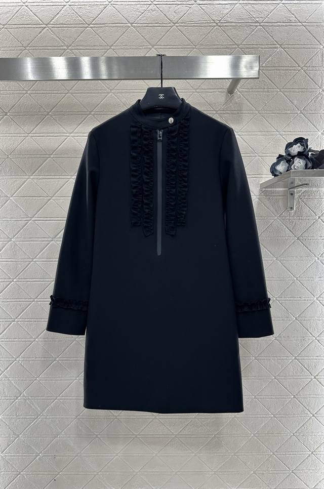 Louis Vuitto*2025新品上架 立领花边连衣裙 定制Yb进口醋酸材质，质感细腻，垂感有型，长袖立领连衣裙剪裁，利用剪裁和细节提升精致度，正肩肩袖设计