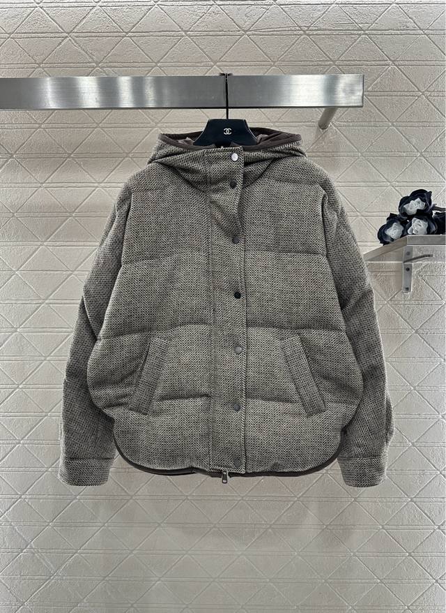 Bc*2025新品上架 两面穿连帽羽绒外套 一面饰以进口丝羊毛材质，一年纯色尼龙材质，内里羽绒填充，整件轻盈保暖，连帽羽绒外套剪裁，作两面穿设计，一面通体丝羊毛