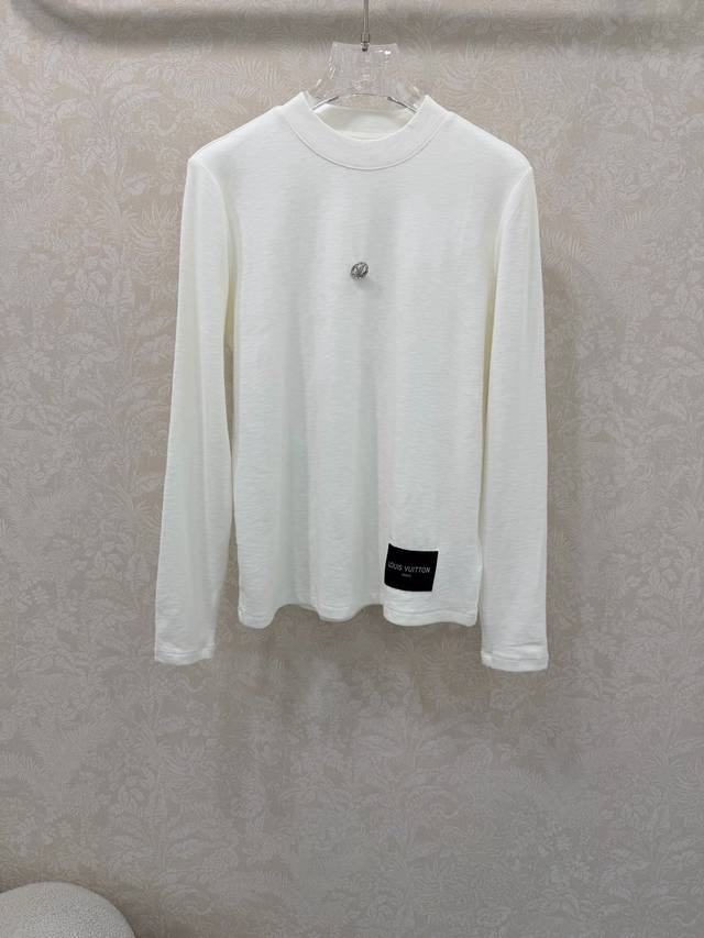 Louis Vuitto*25新款新款德绒长袖打底上衣 定制Yb面料质感细腻 保暖穿搭舒适 胸前金属Logo凸显品牌格调 下摆字母贴标 材质带有弹力 呈现显瘦视