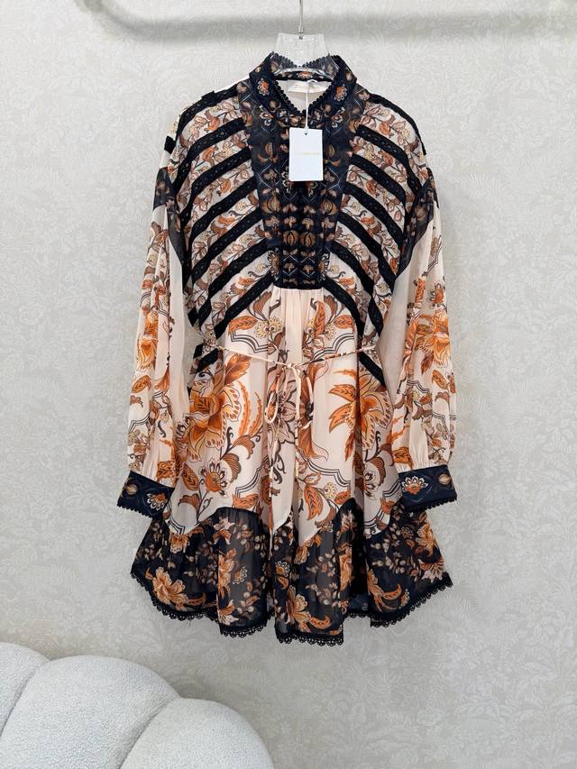 Zimmerman*兹 默曼 26新款两件套连衣裙 上身超美腻的斜条蕾丝拼接 完全不挑身材 全新定位印花 下摆同样拼接蕾丝 ，黑与杏的搭配 视觉效果拉满 30D