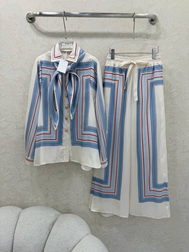 Zimmerman*兹 默曼26早春新款套装。整套出售 翻领前排扣长袖衬衣阔腿长裤套装 翻领条纹撞色印花 搭配时间小丝巾。选用斜纹人丝面料制成，上身采用定制五金