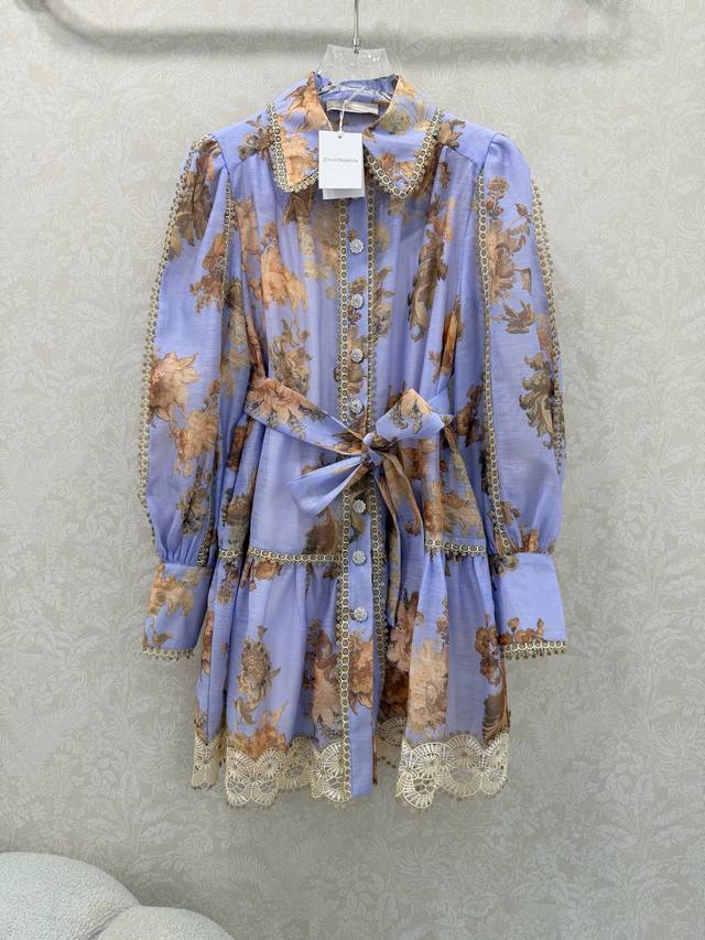 Zimmerman*兹 默曼 26早春新款重工拼接金线蕾丝花边翻领灯笼袖连衣裙 短款 小翻领和灯笼袖设计 前襟单排扣定制钻饰五金 超吸睛让人眼前一亮 袖口泡泡袖