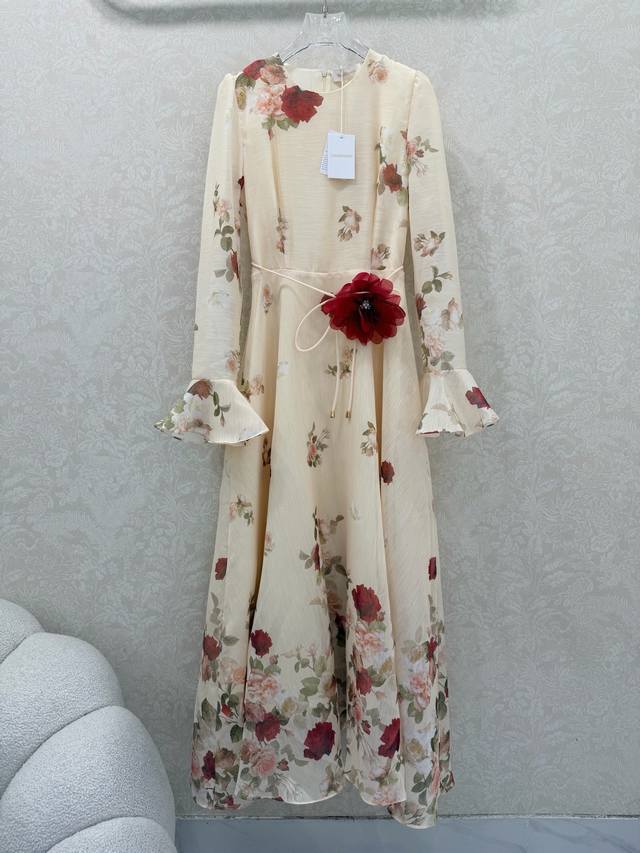 Zimmerman*兹 默曼 25新款圆领喇叭花边袖裙连衣裙 喇叭袖设计 本布细绳立体花腰带高腰超大摆整体印花图案品质尽显 超级无敌贵气的颜色 超大摆用料诚意满