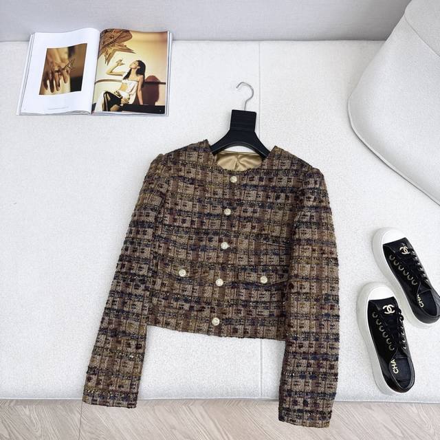 精致感拉满～ C家 25Ss 秋冬最最新款撞色编织带镶边设计一系列无袖马甲+外套 富贵小姐姐即视感 上身自带一种高贵气质 可优雅可休闲 配色很好看 重磅定制的编