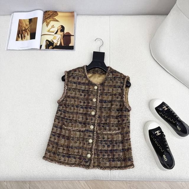 精致感拉满～ C家 25Ss 秋冬最最新款撞色编织带镶边设计一系列无袖马甲+外套 富贵小姐姐即视感 上身自带一种高贵气质 可优雅可休闲 配色很好看 重磅定制的编
