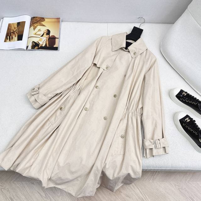 Coco女孩穿搭～ C家 25Ss 秋冬最新款暗纹提花Logo长款风衣外套若隐若现的低调奢华高级感 开发定制棉面料 一碰到水就呈现出来的双C图案 落肩大A版形百