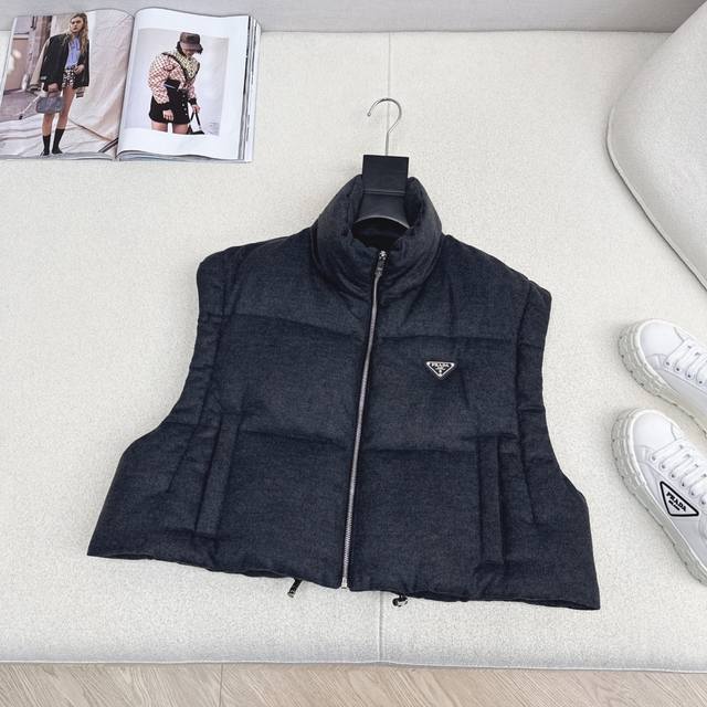 爆单推荐 pd 25Ss 秋冬最新款可拆卸袖羽绒面包服不挑个子立体剪裁H版型 上身时髦又帅气 秋冬必备街头风叠搭保暖单品 经典Logo三角标装饰 国标90白鸭绒