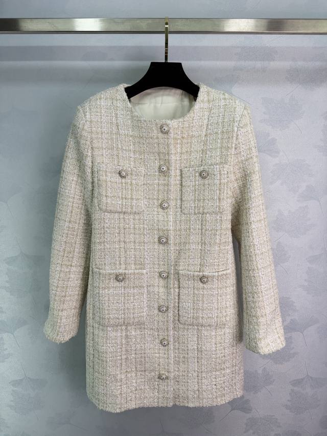 Chane*2025秋冬新款编织洋装长款外套 定制Yb进口粗纺羊毛呢材质，肌理明显，毛料肉眼可见，质感上乘，粗花毛呢面料打造名媛风典范，中长款可做外套或连衣裙穿