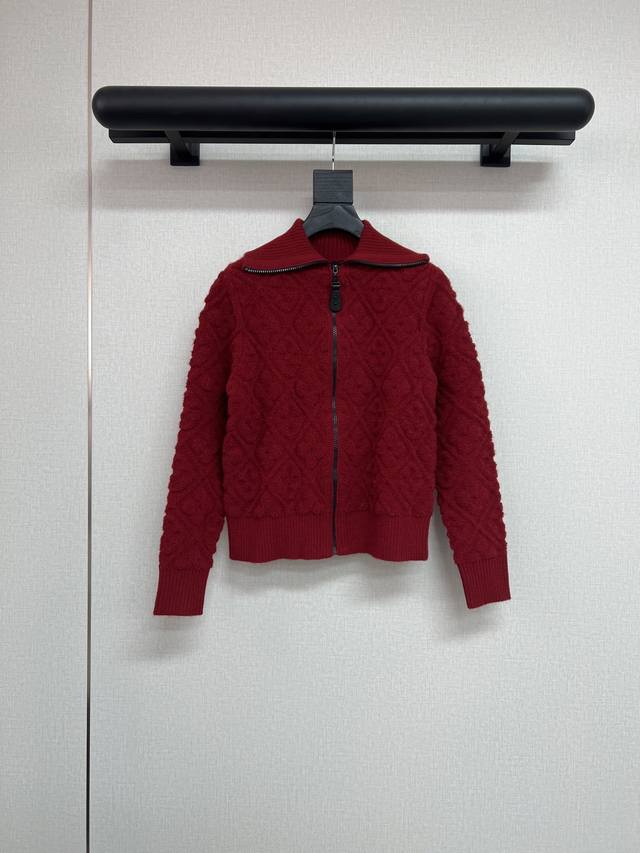 高品质L驴牌V2025冬季系列 超美的提花针织开衫毛衣 立体老花图案 真的精致又迷人 简洁的海军领设计和开衫版型 完全不挑身材的款式 细节满满地设计 好穿又时髦