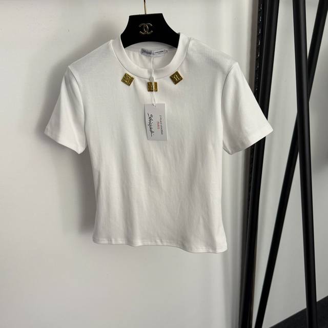 款号20257877 Schiaparelli*新款 金属钥匙孔装饰短袖T恤，白色，咖色，黑色，S-Xl， M码：肩宽37，胸围82，袖长17，长51；重量：0