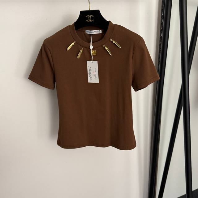 款号20257876 Schiaparelli*新款 重工金属扣别针装饰短袖T恤，白色，咖色，黑色，S-Xl， M码：肩宽37，胸围82，袖长17，长51；重量